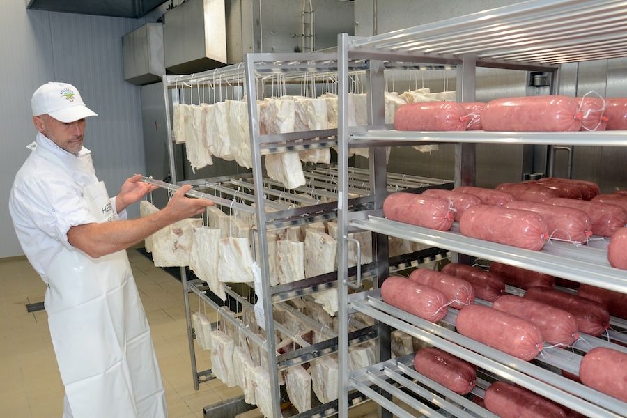 Sertésszalonna és löncs a hűtőtérben